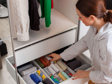 Se a sua mãe não te ensinou, eu te ensino: 5 passos para organizar as roupas no armário que aprendi com uma famosa consultora de organização