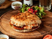 Não é pizza, não é sanduíche: o que é panuozzo e como preparar essa receita italiana em casa