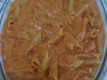 Macarrão penne com queijo e creme de leite