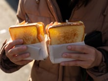 Sanduíche mais famoso da Coreia ganha o mundo: comida de rua é o lanche de receita fácil que você tá procurando