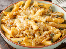 O macarrão de uma panela só inspirado na sopa de cebola francesa que virou tradição no meu almoço de domingo: massa cremosa e receita fácil, é irresistível!