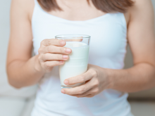 Como fazer leite de aveia para beber puro ou usar em receitas de smoothies, pães e bolos