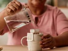 O que os nossos idosos bebem depois do jantar para não terem noites difíceis? Duas colheres de chá em água quente e ficam calmos a noite toda