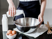 Qual é a função do leite no bolo e como ele pode ser substituído