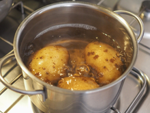 Depois que descobri no TudoGostoso por que os cozinheiros não jogam fora a água das batatas cozidas, nunca mais desperdicei