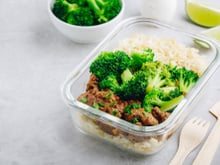 Poucas pessoas sabem, mas essa dica vale ouro: 5 motivos para trocar suas marmitas de plástico por potes de vidro