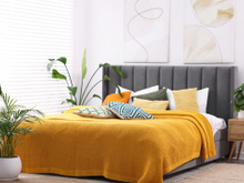 Nem cabeceira, nem quadros: uma portuguesa teve uma excelente ideia para decorar a parede do quarto acima da cama