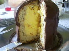 Panetone trufado de sorvete coberto e com chocolate