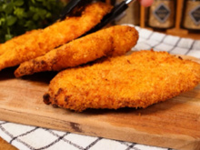 Desde que aprendi a fazer esse frango empanado sem fritura não faço de outro jeito: crocante, sequinho e fácil