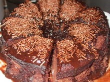 Bolo de chocolate de microondas com calda de falso brigadeiro
