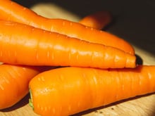 Comer muita cenoura pode deixar a pele laranja? Jovem viraliza no TikTok ao tentar alcançar o tom alaranjado apenas com mudanças na alimentação