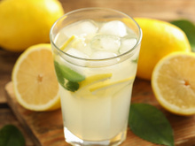 O suco de limão realmente é uma boa opção para quem tem diabetes? Entenda como ele age no seu organismo