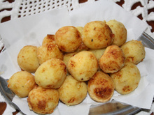 Bolinho de arroz com batata recheado de queijo
