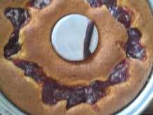 Bolo de fubá com goiabada e erva doce