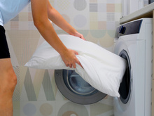 Quando foi a última vez que você lavou seus travesseiros? Descubra a frequência indicada por especialistas em lavanderia