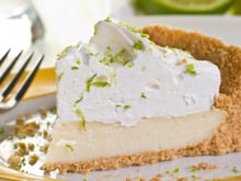 Torta de limão com massa de biscoito e recheio que derrete na boca é a sobremesa tradicional da minha família, perfeita pra todas as horas!