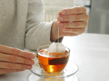 Pouco valorizado, o chá desta erva popular na culinária ajuda a aliviar dores de cabeça, reduz cólicas menstruais e melhora a digestão