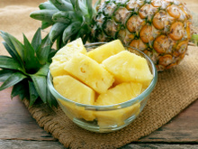 Por que guardar o abacaxi de cabeça para baixo?