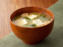 Por que tomar sopa de missô no café da manhã é uma ótima ideia