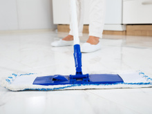 Como limpar porcelanato de cozinha: veja dicas e quais produtos usar