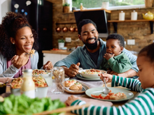 Organize um almoço completo para o Dia das Mães (sem estresse!): entrada simples, prato principal fácil e sobremesa rápida