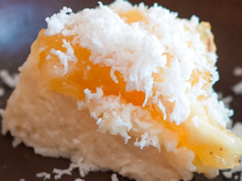 Bolo podre de tapioca gelado com cobertura diferente de doce de bacuri e coco ralado
