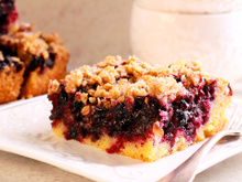 Receita de cuca de amora é um amor de tão deliciosa, a casquinha é perfeita e a massa fofinha fica ainda melhor com a fruta