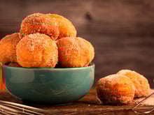 Nem banana, nem goiabada: esse é o melhor ingrediente para usar no bolinho de chuva se quiser que ele fique docinho e aromático