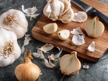 Aprenda a fazer um tempero incrível e antioxidante aproveitando cascas de alho e cebola