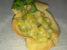 Cestinhas de massa de pastel recheadas com milho