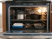 Eu também guardava as assadeiras e panelas no forno até aprender no TudoGostoso que estava cometendo um erro: veja por que essa prática não é recomendada