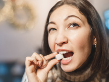 Quer parar de comer doce? O hábito simples com nozes que a ciência recomenda