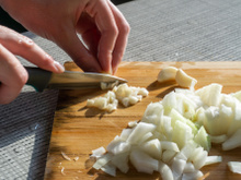 Truque FÁCIL e RÁPIDO permite guardar alho e cebola picados por muito mais tempo! Confira!