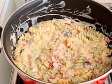 O almoço perfeito para fazer no Dia das Crianças porque todo pequeno adora: aprenda a fazer receita de macarrão colorido