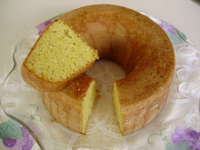 Bolo de fubá regado ao suco de laranja