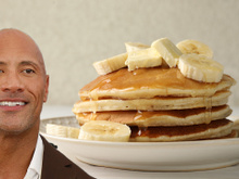 A panqueca de coco e banana de Dwayne "The Rock" Johnson que você precisa experimentar no seu próximo café da manhã (não amasse as bananas!)