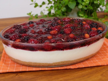 Cheesecake de frutas vermelhas na travessa com sabor tradicional e preparo simples
