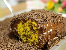 Bolo formigueiro de cenoura é minha nova receita favorita: massa fofinha e cobertura generosa para servir no lanche da tarde