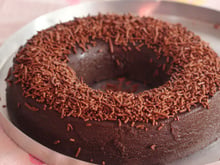 Com apenas 4 ingredientes, faça esse brigadeirão cremoso sem forno maravilhoso: nunca sobra nem uma fatia quando faço!