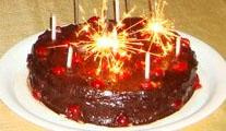 Bolo de chocolate trufado com cerejas