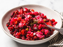 Desaparece da mesa em 2 minutos: nova salada de beterraba para o dia a dia com poucos ingredientes e rápida de fazer