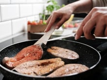 Dicas do chef Thiago Sodré para o peixe grelhado perfeito na frigideira de inox: nunca mais vai grudar se você segui-las!