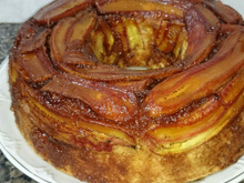 Bolo de banana com calda