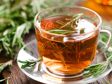 Chá de alecrim é uma bebida fácil de preparar, deliciosa e repleta de benefícios para a saúde