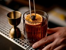 Muitas sensações em um drink só: descubra receita ousada de sommelier do clássico Penicilin e faça versão em casa