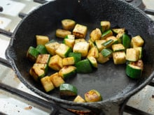Eu uso esse truque para dar sabor às minhas abobrinhas há anos e sempre recebo uma chuva de elogios