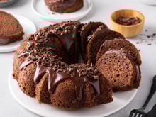 Bolo de chocolate molhadinho com calda quente é a combinação mais irresistível do mundo e a receita é muito prática