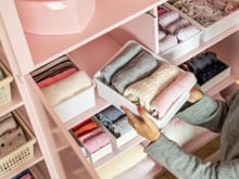 Adeus armário bagunçado: essa técnica japonesa para dobrar roupas vai otimizar espaço e manter a organização por mais tempo