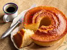 Bolo de copo de leite é uma receita muito simples e rápida para fazer no lanche