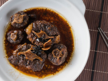 Truque com pedra de gelo remove gordura de ensopados e caldos de carne